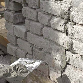 Mur med ødelagt puss og løse fuger: Kast mørtelen på Mur med ødelagt puss og løse fuger: Kast mørtelen på